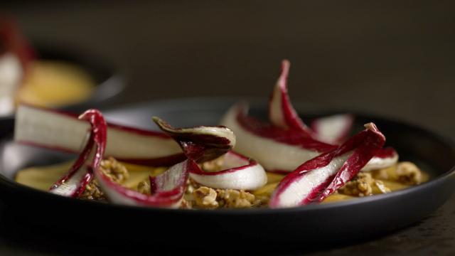“Carpaccio” af Sharonfrugt, tardivo og nøddevinaigrette med ristet sesamolie og varme krydderier