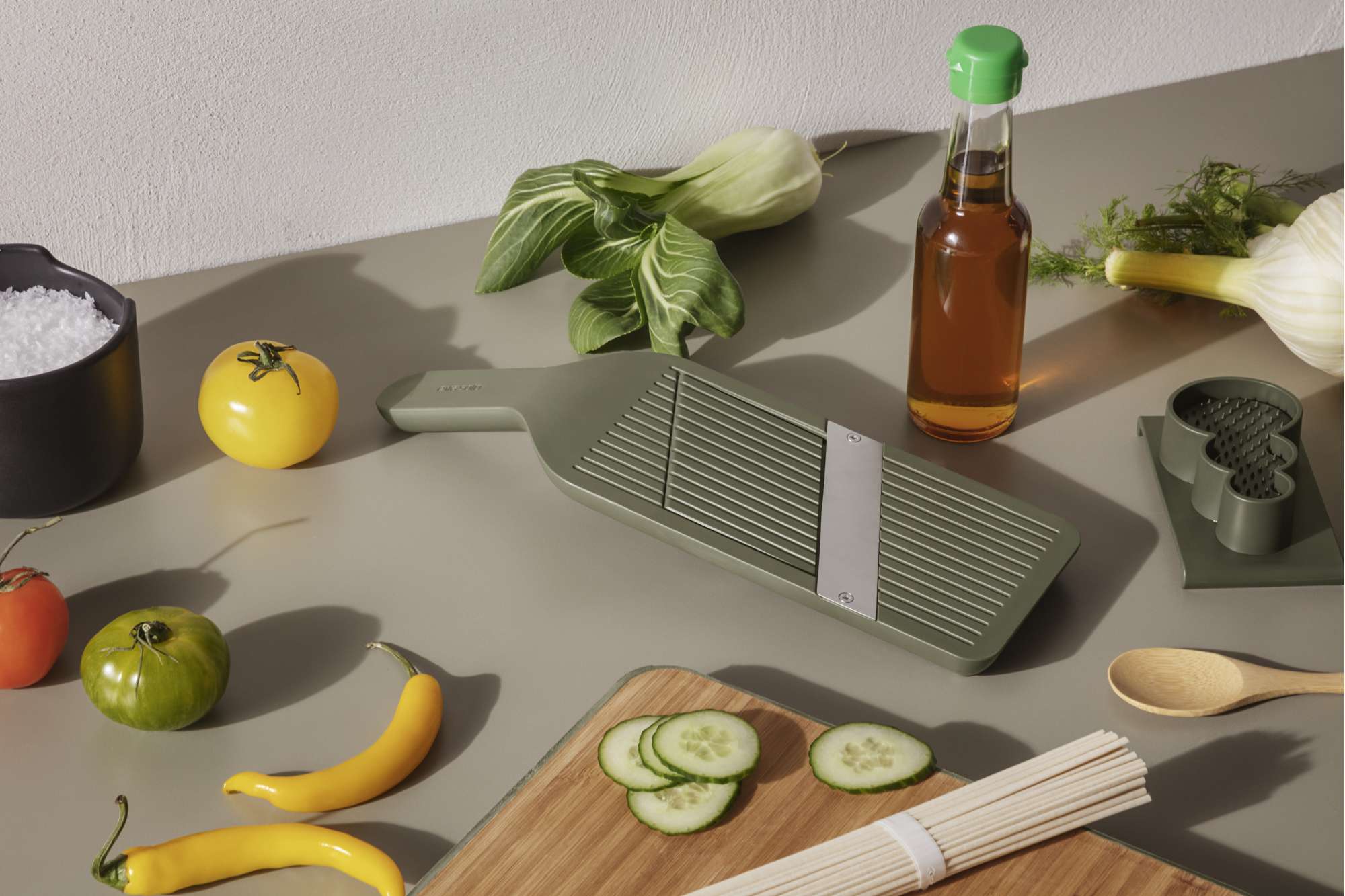 https://www.evasolo.com/%2FFiles%2FImages%2FPlytix%2FLifestyle_Photo_1%2F531536_Eva_Solo_Green_tools_Mandolin_slicer_table_with_vegetables_l.jpg