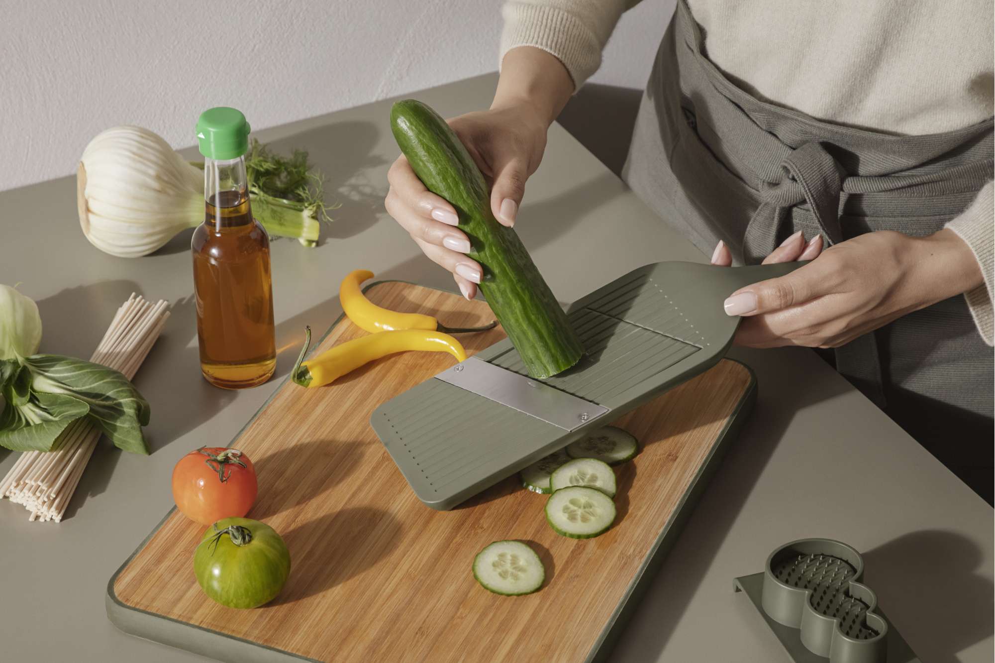 https://www.evasolo.com/%2FFiles%2FImages%2FPlytix%2FLifestyle_Photo_2%2F531536_Eva_Solo_Green_tools_Mandolin_slicer_table_with_hand_l.jpg