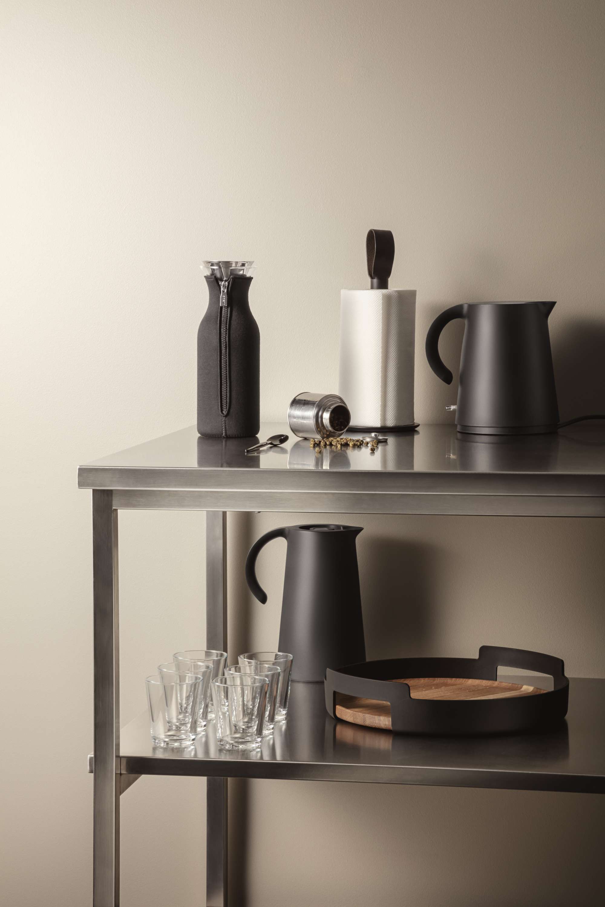 Kitchen roll holder Black with leather strap