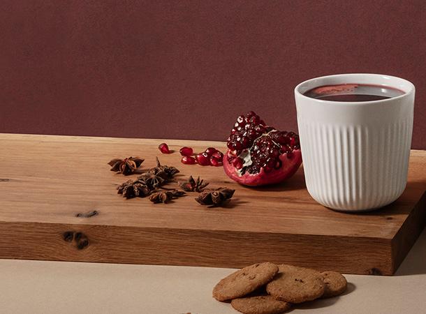 Vin Chaud À L'orange, Épices Et Passoire En Casserole Vintage En