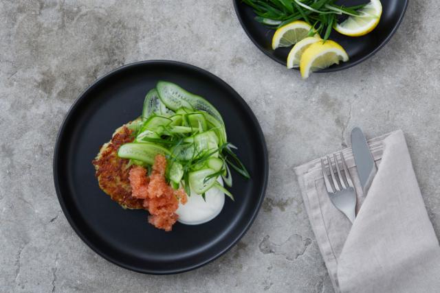 Rösti aux fruits rouges avec des œufs de lump