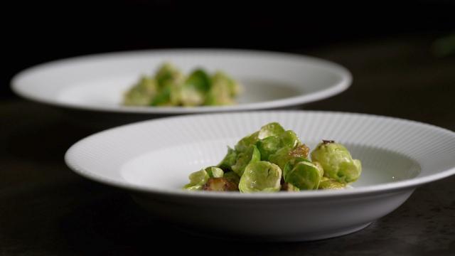 Ristet og råmarineret rosenkål med græsk yoghurt og brunet smør