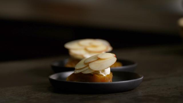 Tarte Tatin à la crème de mascarpone et aux pommes crues marinées