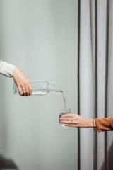 Glass carafe - 1 liter - with wooden stopper