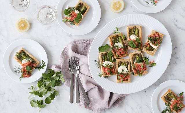 Kleine Spargeltartes mit Seehasenrogen