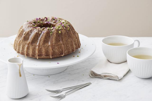 Krydret bundt cake med bourbon karamelsauce