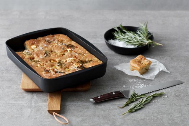 Plaques de pain Focaccia à la croûte dorée