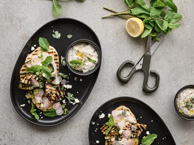 Grillade tunnbröd med zucchini och sesamdressing