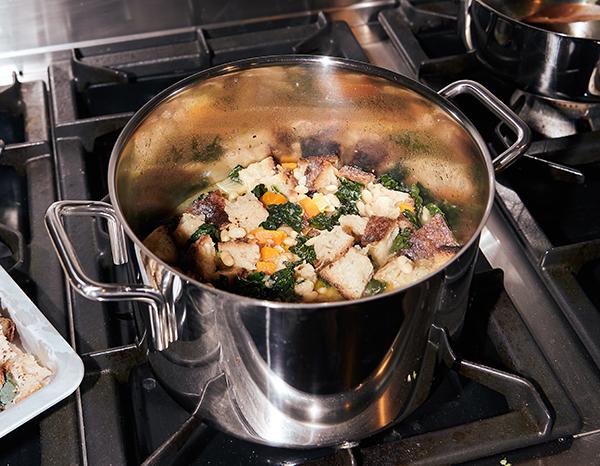 Ribollita på brød, hvide bønner, palmekål og persille