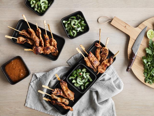 Brochettes de poulet avec salade de concombre à la mode asiatique