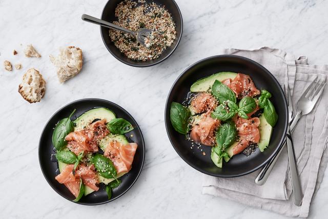 Lachs mit Furikake und Avocado