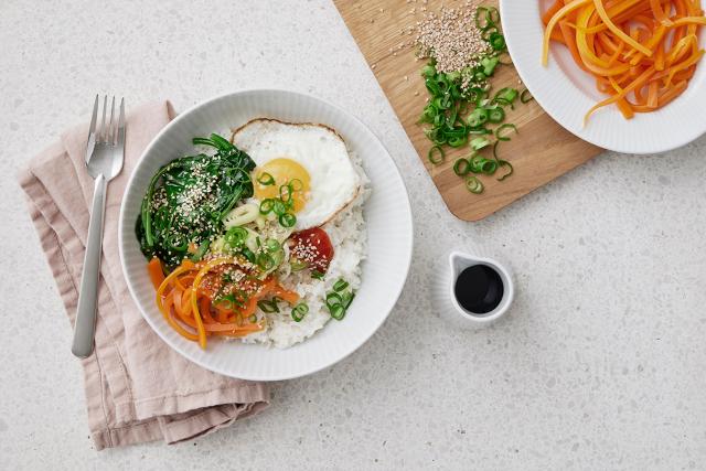 Ricebowl med syltede grønnsaker, spinat og speilegg