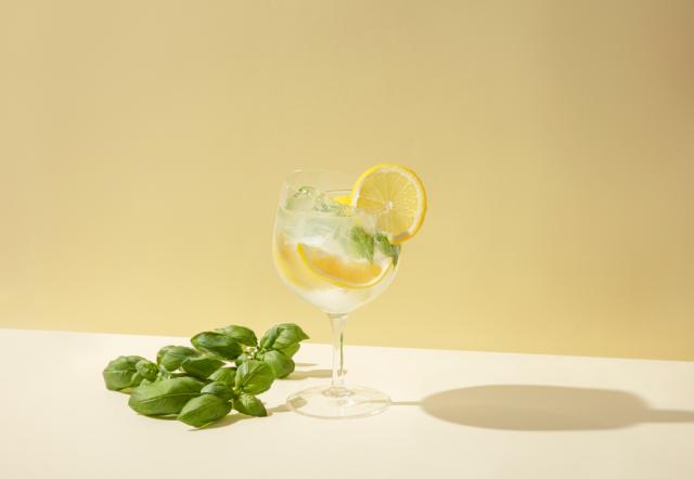 Mocktail med smak av citron och basilika