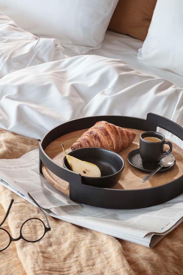Lifestyle_Photo_1 serving tray - Nordic kitchen - Ø35 cm