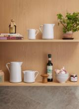 Lifestyle_Photo_1 Legio Nova Kanne mit Henkel - 0.33 Liter