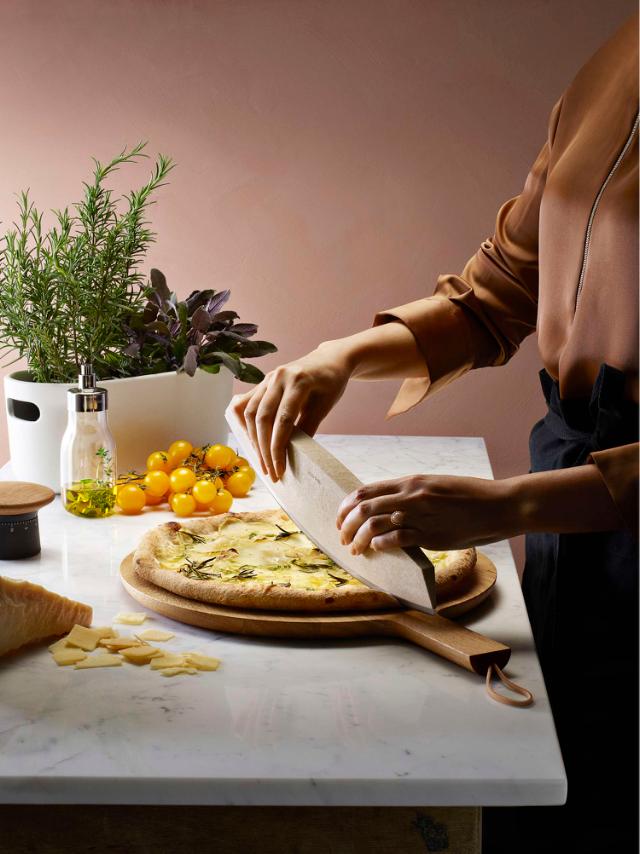 Lifestyle_Photo_2 Green tools Pizza & herb knife
