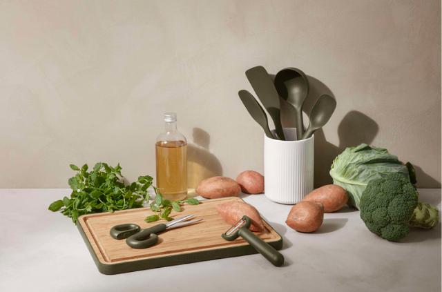 Lifestyle_Photo_2 Bambuskärbräda med ränna - Green Tool - 39x28 cm