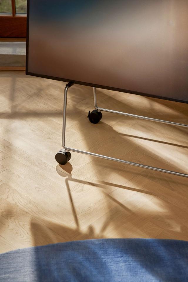 Lifestyle_Photo_4 Carry TV-Ständer mit Rollen Black