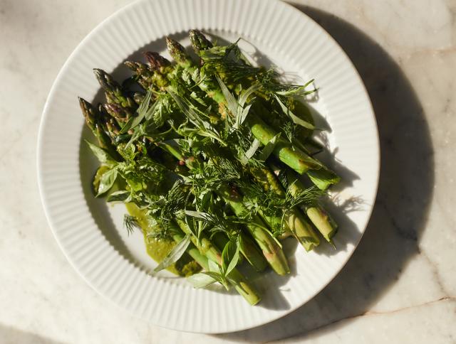 Green and purple asparagus with wild garlic and salsa verde