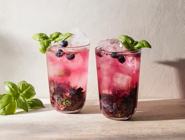 Gin og tonic med blåbær og basilikum