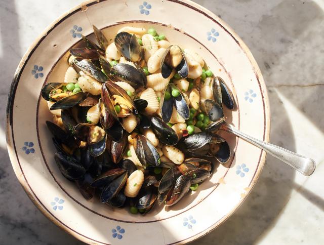 Mussel, mint parsley and green pea pasta