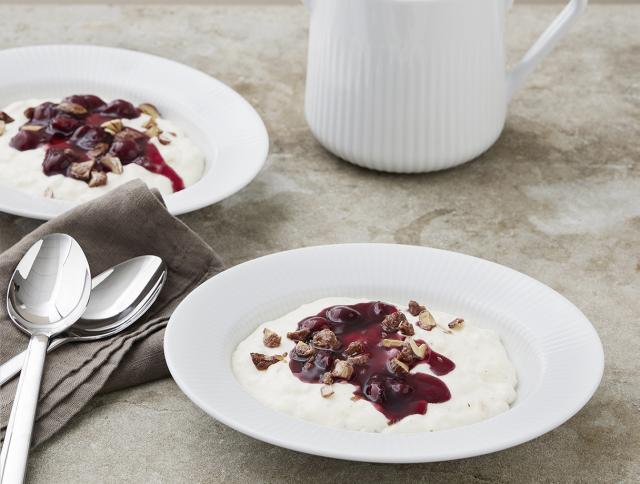 Riz à l'amande danois, coulis épicé de cerises et pralines