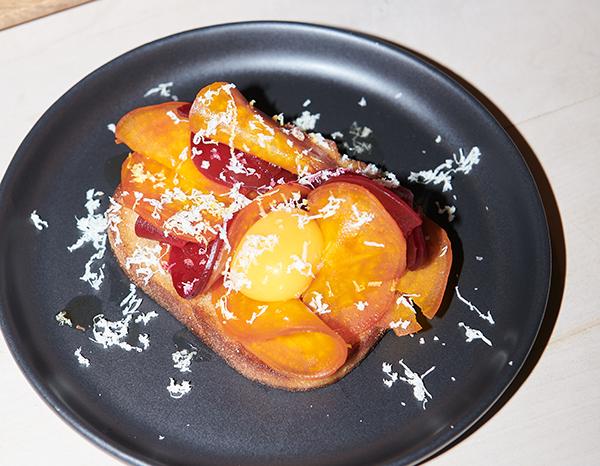 Toast med gula och röda betor, äggula och pepparrot